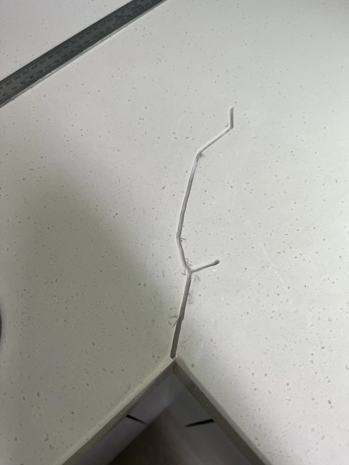 인조대리석 상판 모서리에서 갈라져 올라간 균열