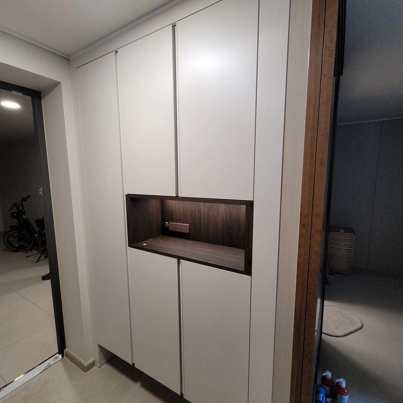 현관 키큰 수납장 가운데 오픈 칸을 낸 맞춤장